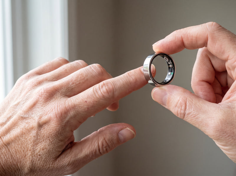 Nuvyra Ring wird auf den Finger geschoben