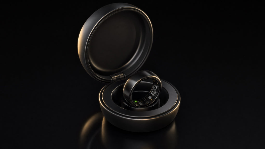Nuvyra Smart Ring in Schwarz beim magnetischen Laden